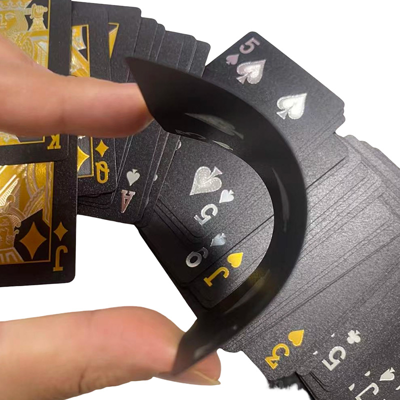 Cartes à jouer personnalisées imperméables en feuille noire et dorée, présentées dans une boîte cadeau