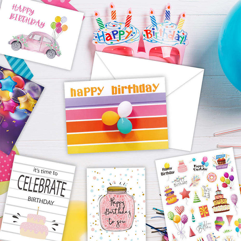 Carte de voeux d'anniversaire sertie d'enveloppes