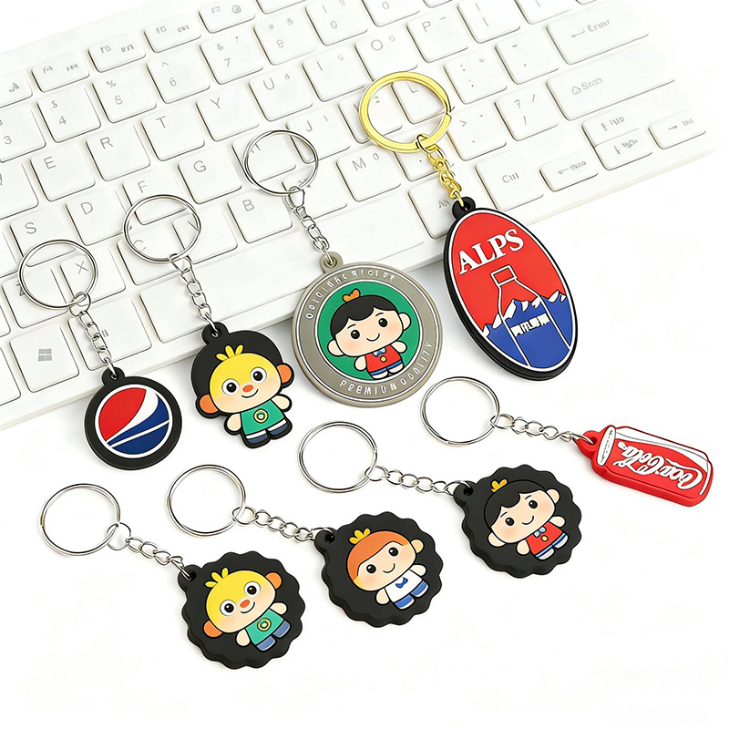 Porte-clés en PVC souple personnalisé avec de jolis designs de boissons et de personnages